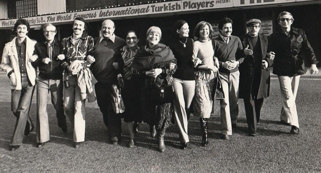Haldun Dormen'in anısına ait fotoğraf. Yıldız Kenter, Göksel Kortay, Nevra Serezli, Yüksel Gözen, Nüvit Özdoğru ve Haldun Dormen'in aralarında olduğu usta tiyatrocular.