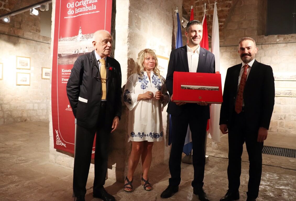 Soldan Sağa: Dr. M. Sinan Genim, Pera Müzesi Sergiler ve Yayınlar Koordinatörü Zeynep Ögel, Dubrovnik Belediye Başkanı Mato Franković, Beyoğlu Belediyesi Başkan Yardımcısı Yusuf Ulutaş
