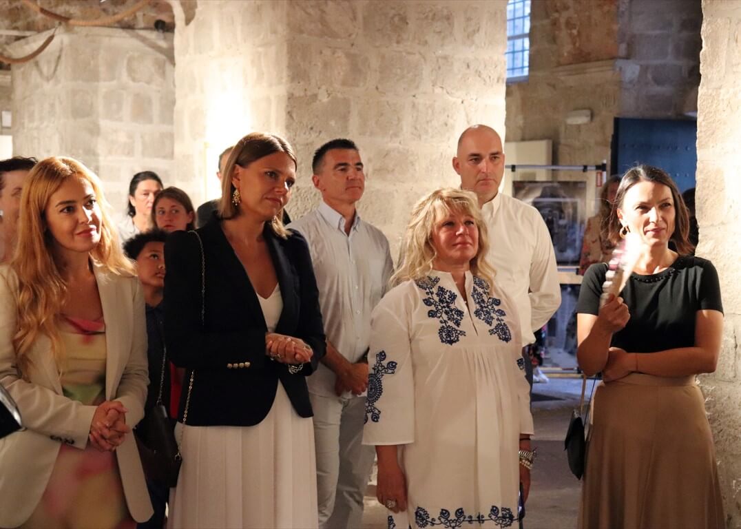 Sergi ziyaretçileri.