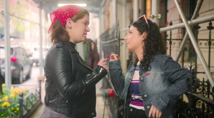 Filmden bir sahne. Soldan sağa: Lauren Montes ve Deniz Bulat.