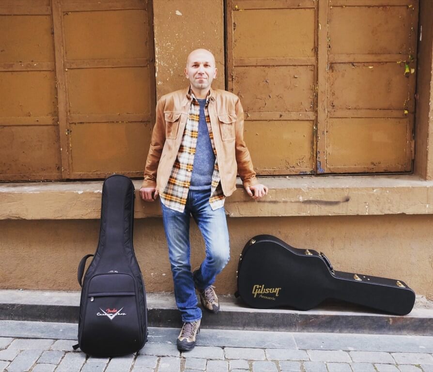 özgür aydın sokakta müzik enstrümanlarıyla.