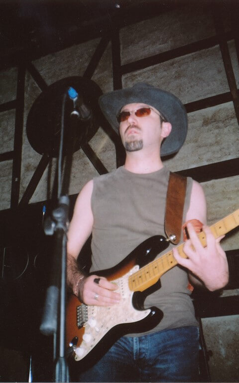 özgür aydın sahnede gitar çalıyor.