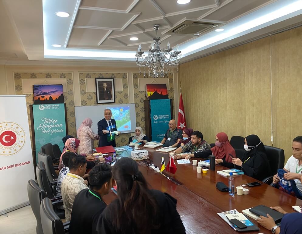 yunus emre enstitüsünde ders verilirken.