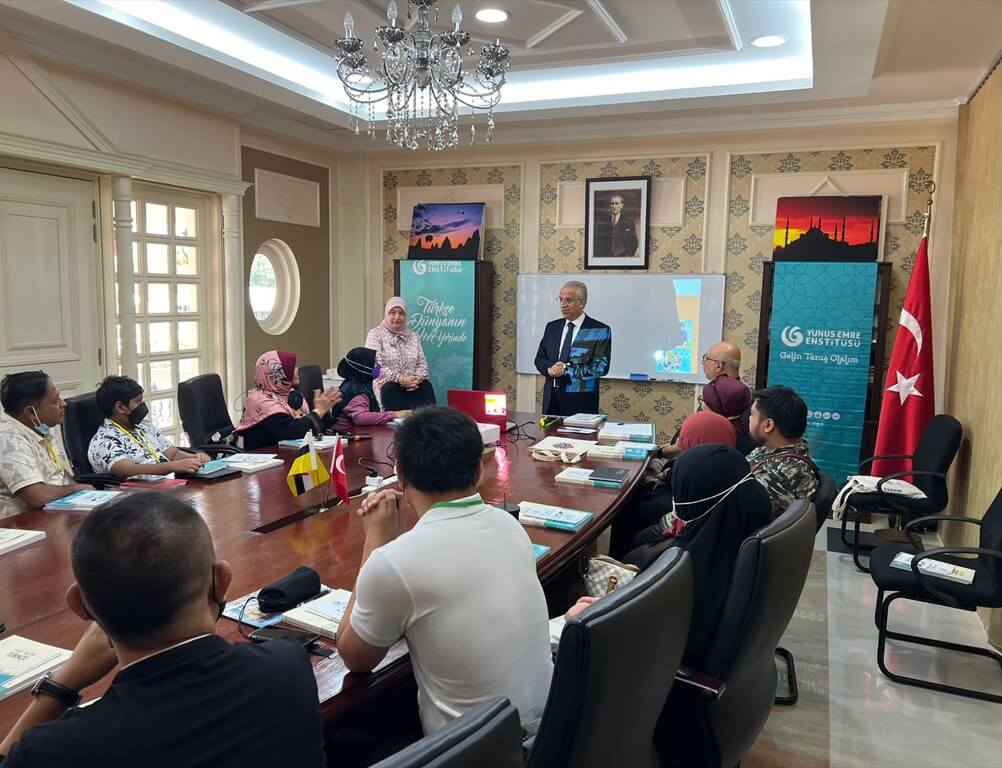 Kuala Lumpur Yunus Emre Enstitüsünde öğrenciler Türkçe öğreniyor.