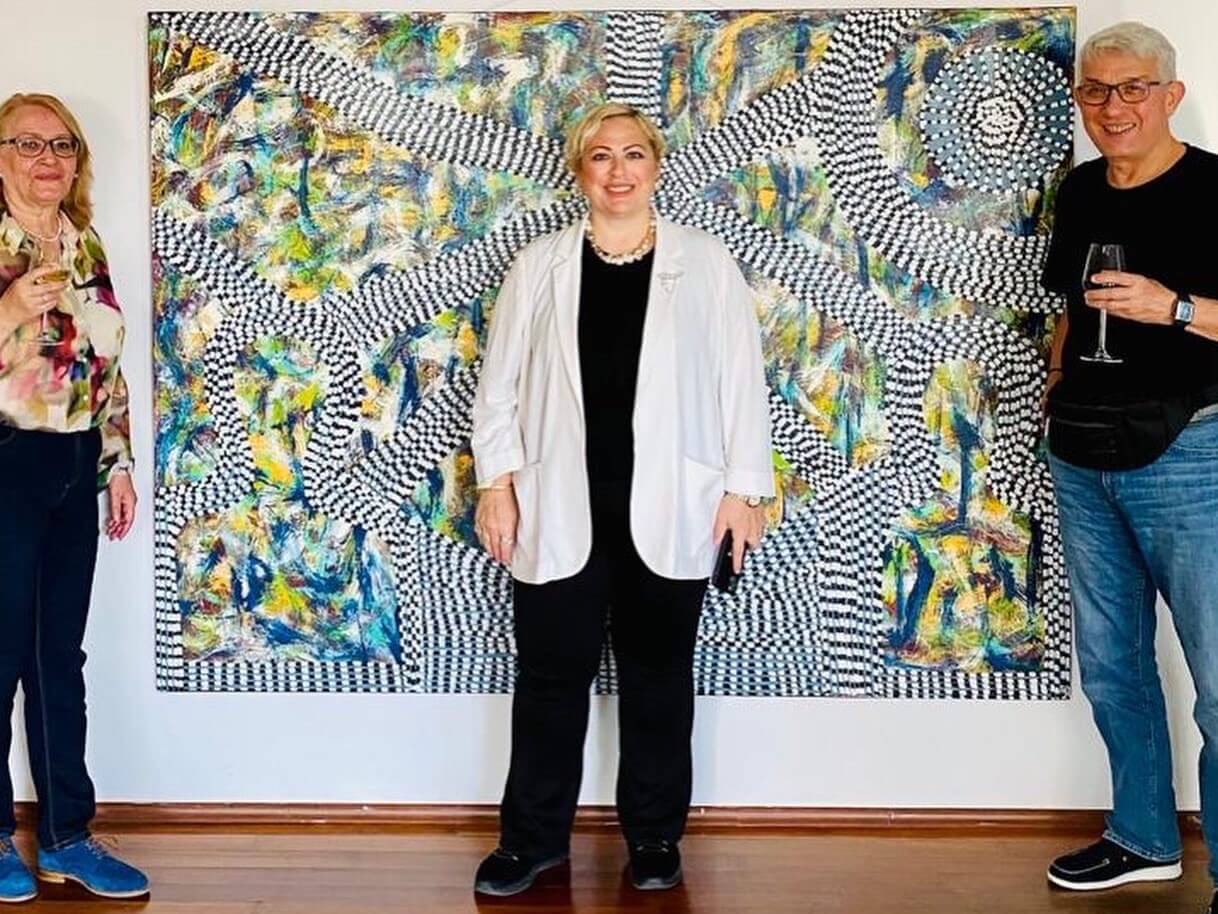 Yeşim Kale kendi çalışması önünde.