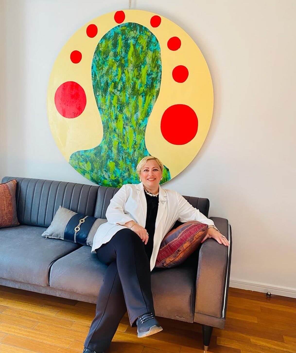 Yeşim Kale kendi çalışması onünde.