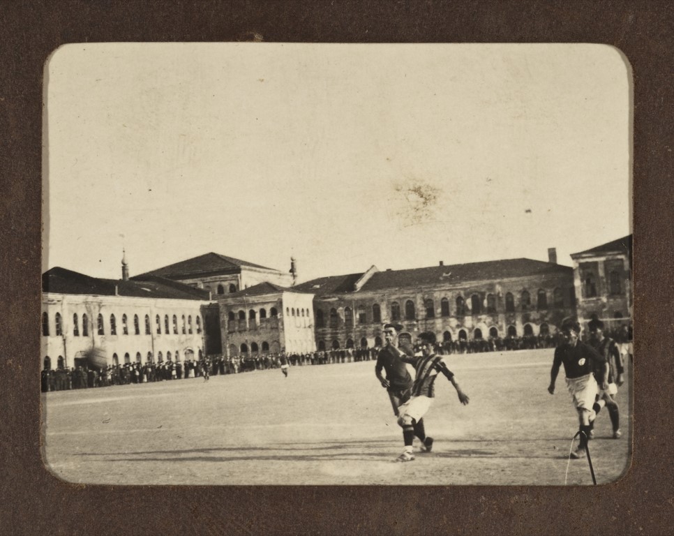 Harington Kupası sırasında Zeki Rıza’nın (Sporel) Fenerbahçe adına Britanya karmasına attığı gol, 29 Haziran 1923. Suna ve İnan Kıraç Vakfı Fotoğraf Koleksiyonu


