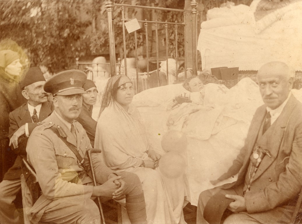 İtilaf Devletleri kumandanı, bir sünnet düğününde. Suna ve İnan kıraç Vakfı Fotoğraf Koleksiyonu