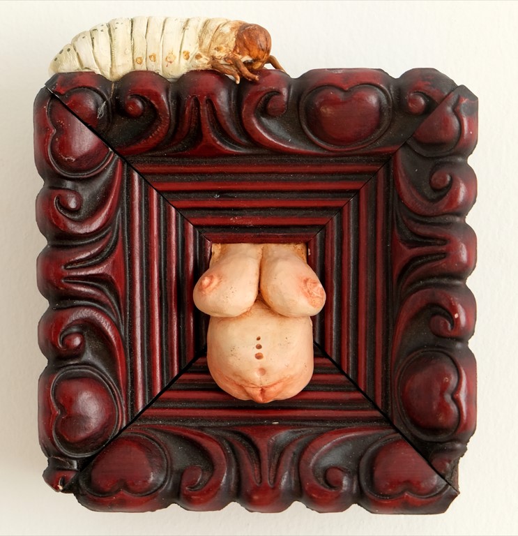 Kadın Heykelcikleri “XXIV” Modelaj hamuru üzerine akrilik ve çerçeve. 11x13cm. 2021