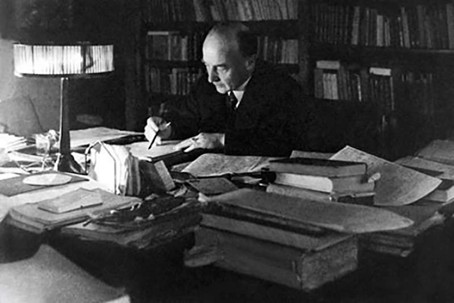 Robert Musil çalışma masasında
