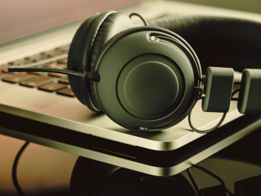 Bu yazıda mastering’in müziğin en iyi haline ulaşması için neden gerekli olduğunu ve dijital müzik platformlarının ses standartlarına uyumundaki rolünü inceleyebilirsiniz.