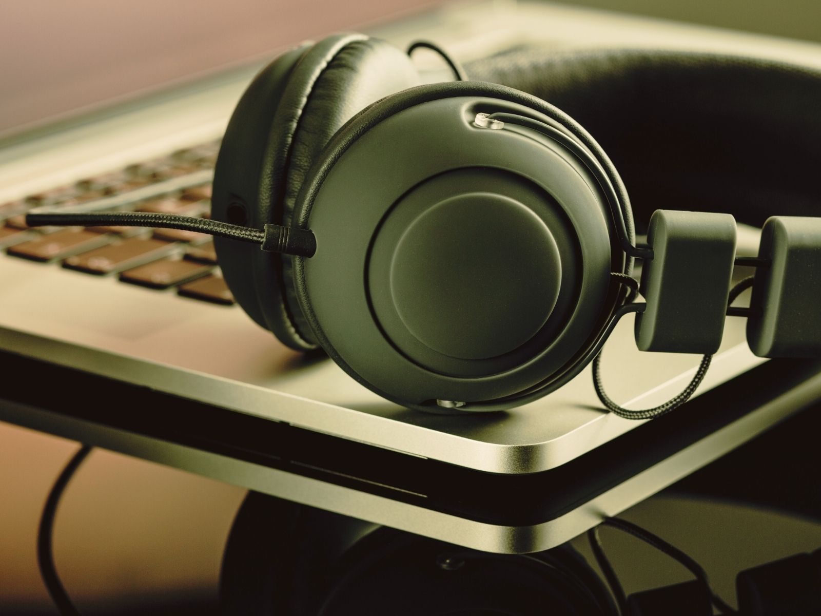 Bu yazıda mastering’in müziğin en iyi haline ulaşması için neden gerekli olduğunu ve dijital müzik platformlarının ses standartlarına uyumundaki rolünü inceleyebilirsiniz.